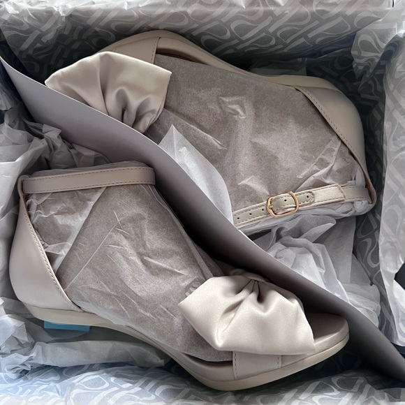 Brand New Ivory Bow Pashionista Convertible Heels with 3 inch Block Heels - Picture 3 of 3